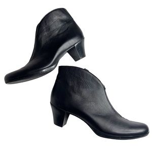 Munro Robyn Zipper Booties Soft Supple Black Leather Witchcore Hocus Pocus